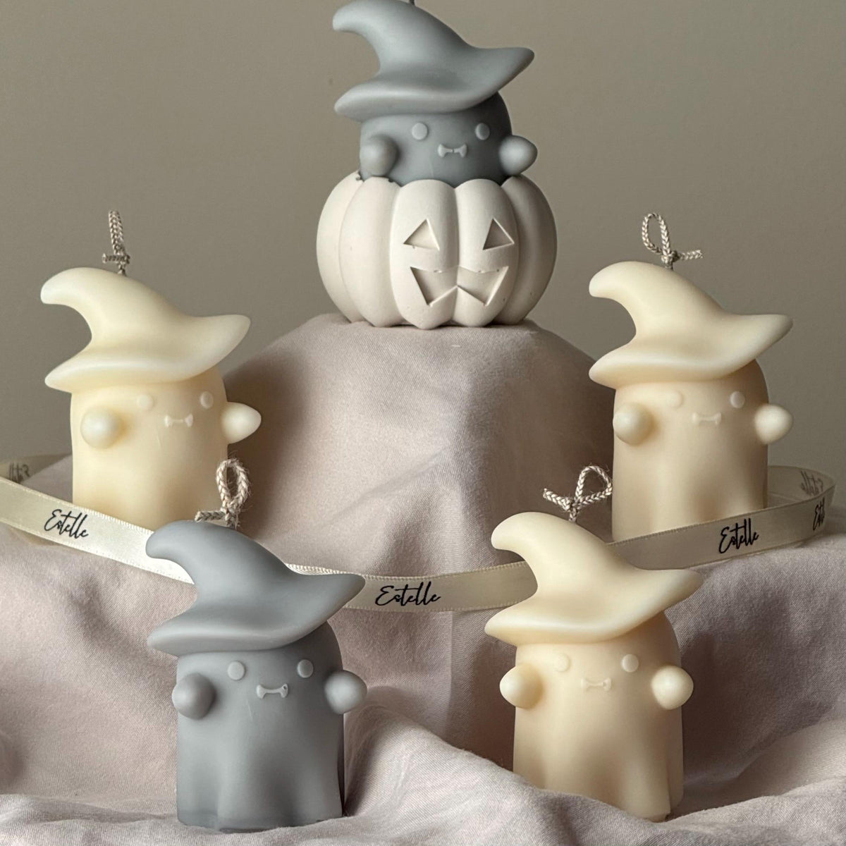 Bougie sculpturale en cire de soja fantômes d'Halloween dans une citrouille en jesmonite : Bougies sculptées à la main