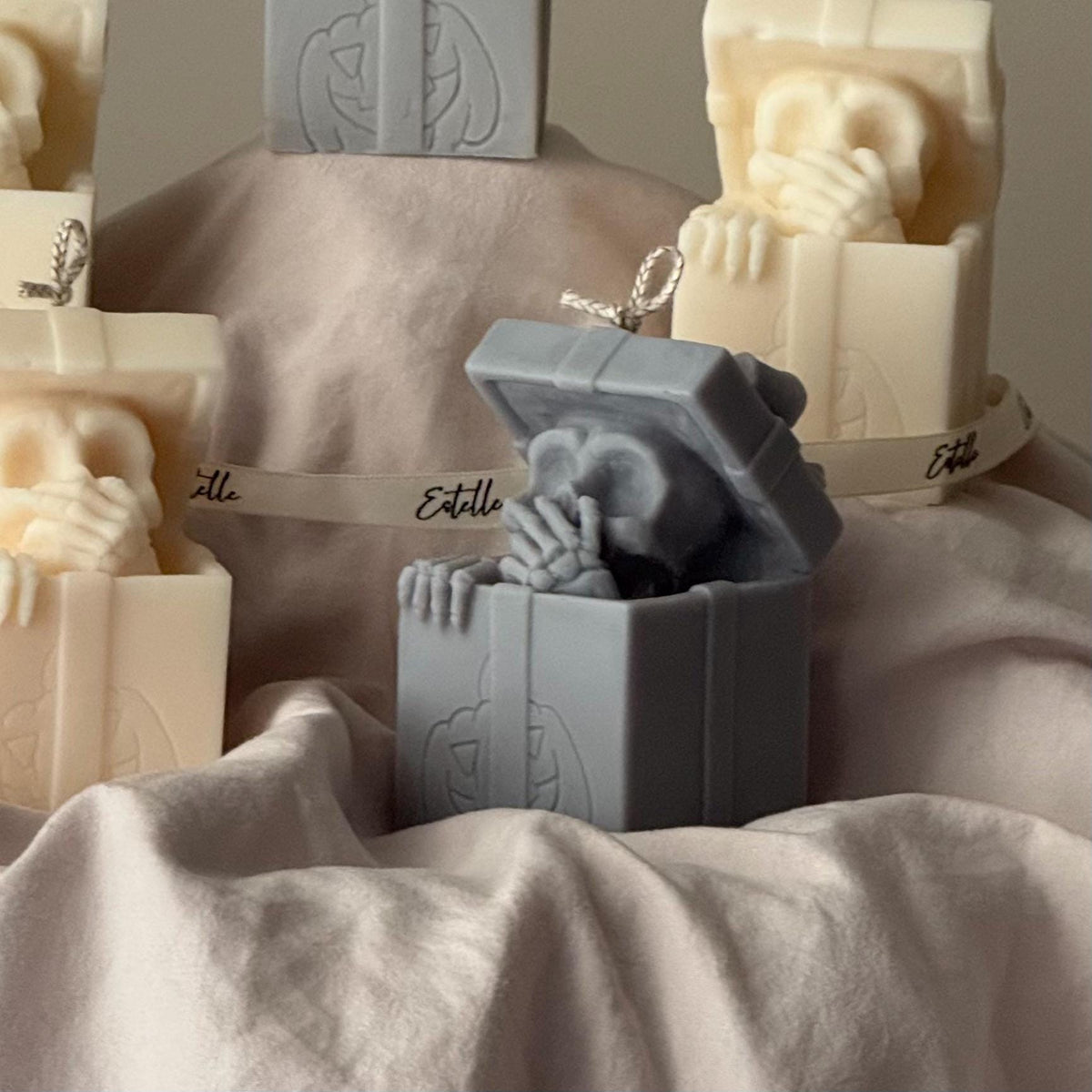 Bougie Crâne dans une Boîte Cadeau | Décoration d'Halloween en Cire de Soja Sculpturale