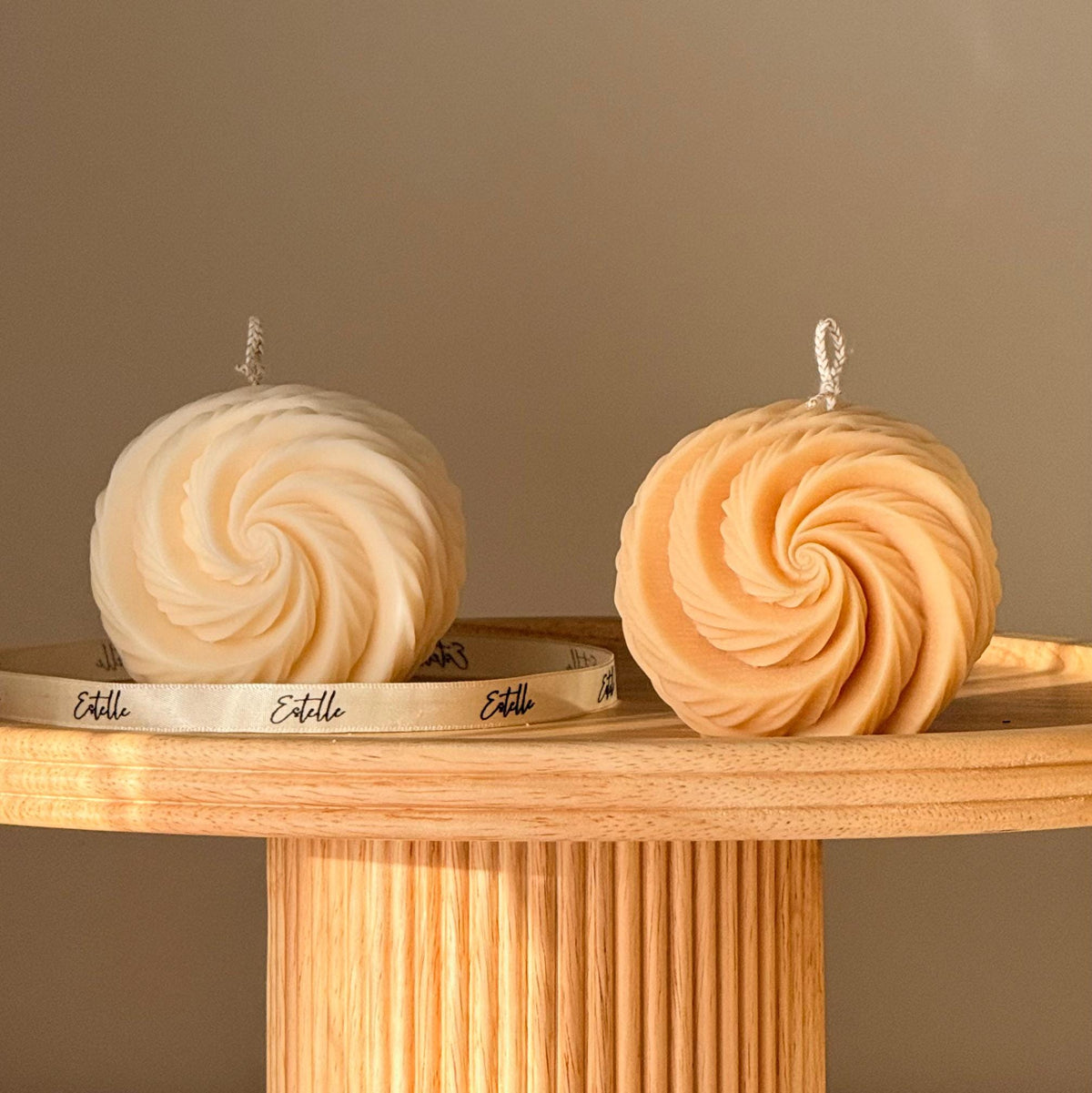 Bougie Boule Cannelée Tourbillonnante | Décoration tendance faite main