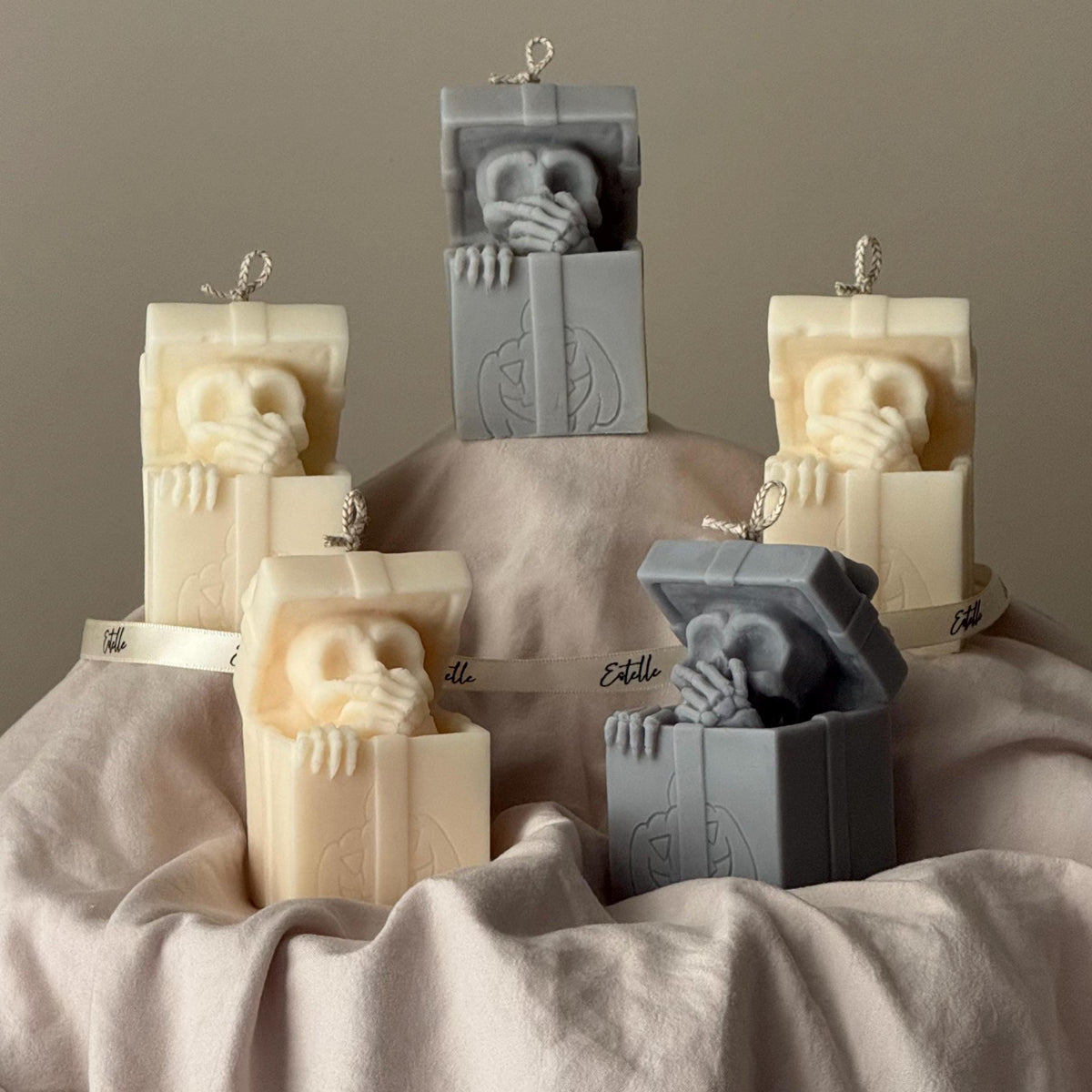 Bougie Crâne dans une Boîte Cadeau | Décoration d'Halloween en Cire de Soja Sculpturale