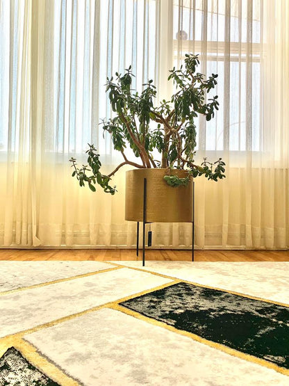 Zoe - Pot de fleurs Mid-Century en Laiton avec Support en Métal Noir