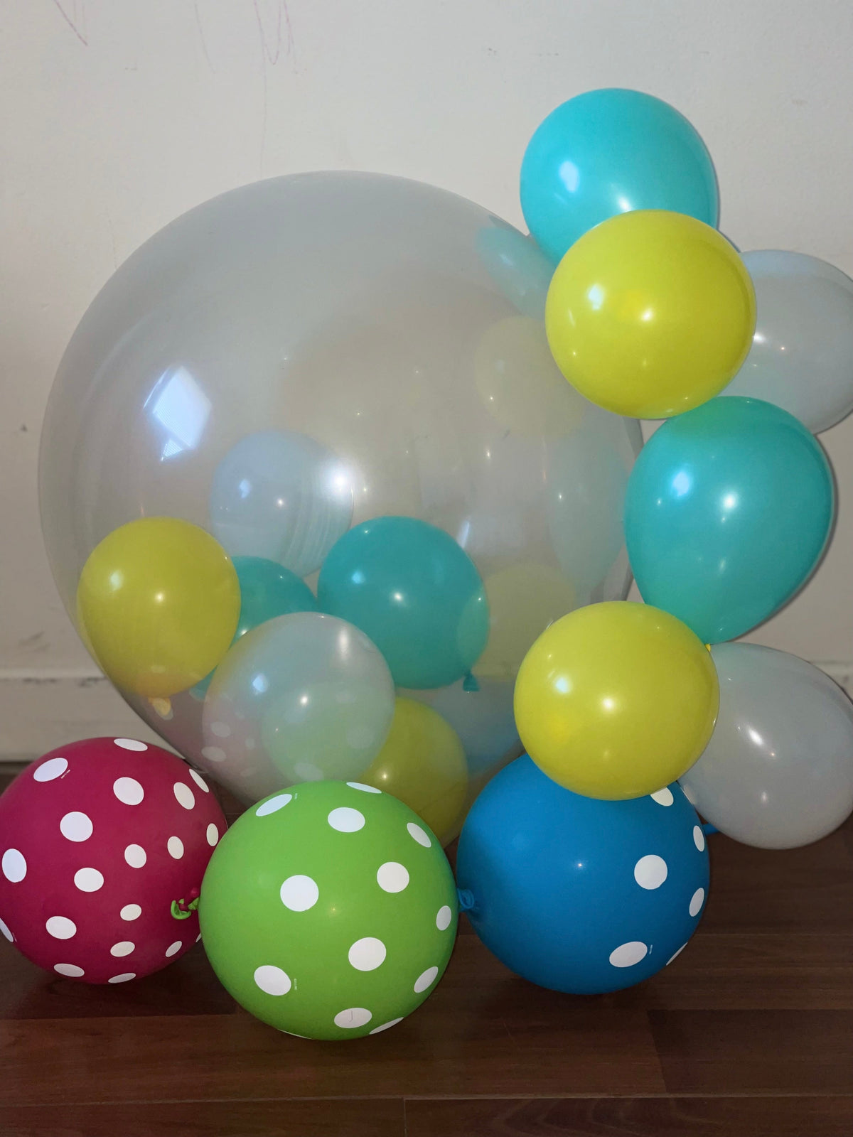 Ballons farcis personnalisés – Écriture vinyle et nœud personnalisés