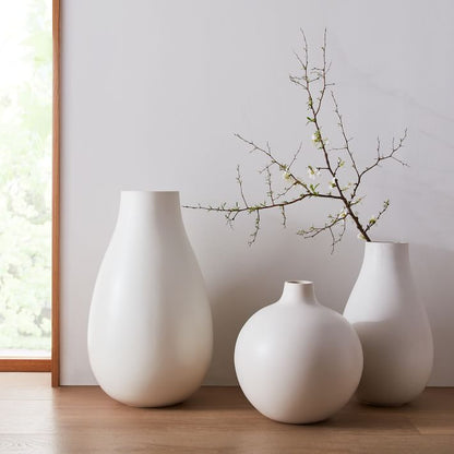 Collection de vases blancs surdimensionnés