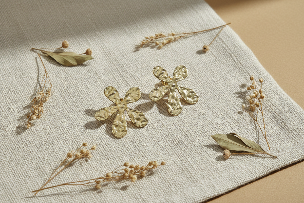 Boucles d'oreilles clous fleur en métal martelé – Acier inoxydable doré