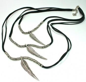 Collier en daim avec plumes