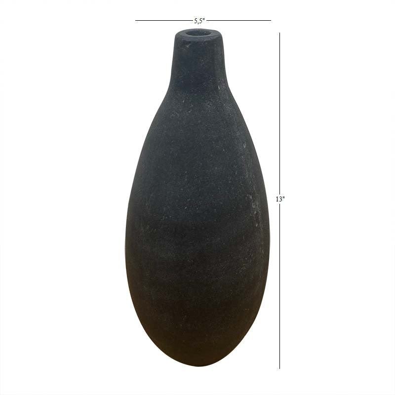 Collection de vases noirs surdimensionnés