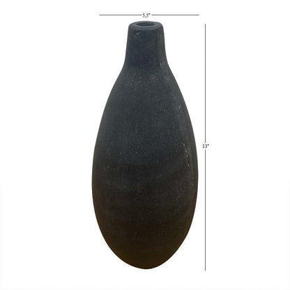 Collection de vases noirs surdimensionnés