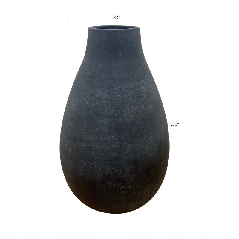 Collection de vases noirs surdimensionnés